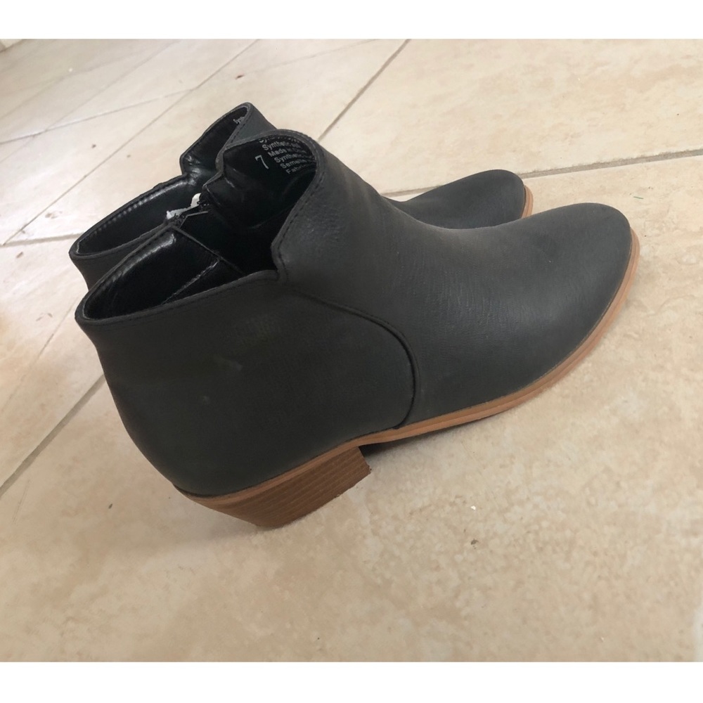 BLACK BOOTIES
